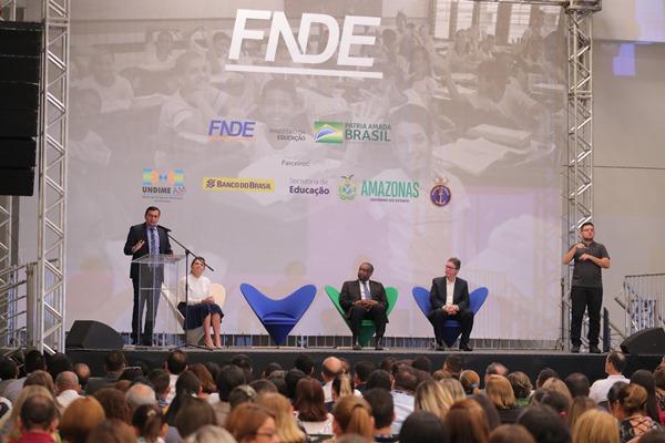 Governador do AM vai retomar programas educacionais parados há mais de sete anos Governador do AM vai retomar programas educacionais parados há mais de sete anos