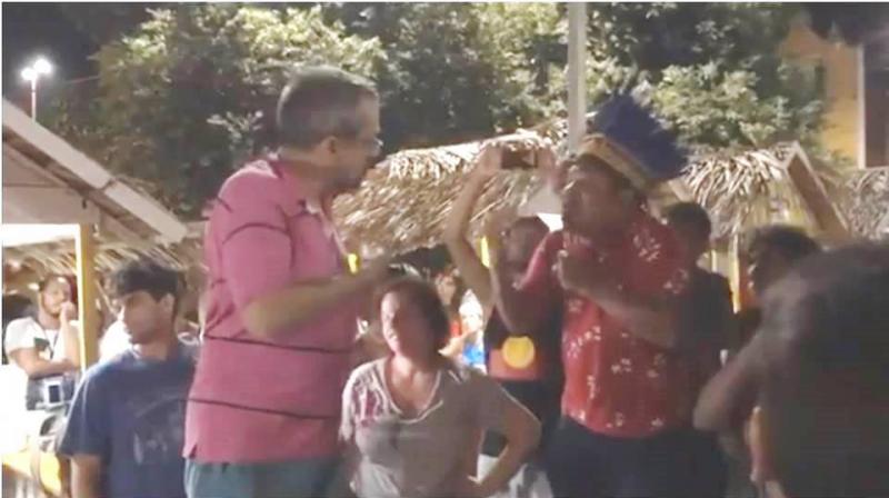 De férias, em Alter do Chão, ministro da Educação bate boca com indígenas; VÍDEO De férias, em Alter do Chão, ministro da Educação bate boca com indígenas; VÍDEO