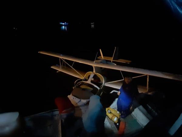 Avião cai em Lago de Coari (AM) e deixa dois feridos Avião cai em Lago de Coari (AM) e deixa dois feridos