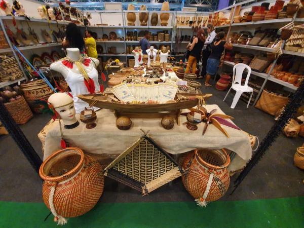 Exposições de artesanato geram mais de R$ 720 mil para artesãos do Amazonas Exposições de artesanato geram mais de R$ 720 mil para artesãos do Amazonas