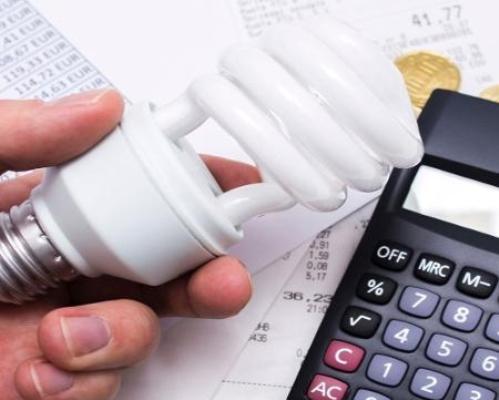 Com bandeira vermelha, conta de luz ficará mais cara em agosto Com bandeira vermelha, conta de luz ficará mais cara em agosto