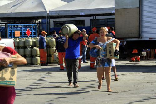 Em Manaus, vítimas do incêndio no Educandos recebem carga de gás e ventilador Em Manaus, vítimas do incêndio no Educandos recebem carga de gás e ventilador