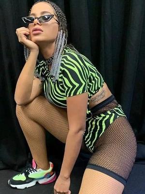 1ª brasileira a se apresentar no Tomorrowland, Anitta quebra tudo de look neon 1ª brasileira a se apresentar no Tomorrowland, Anitta quebra tudo de look neon