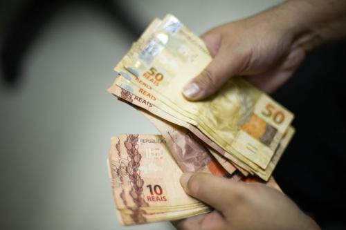 Aprovada em comissão, LDO prevê salário mínimo de R$ 1.040 em 2020 Aprovada em comissão, LDO prevê salário mínimo de R$ 1.040 em 2020