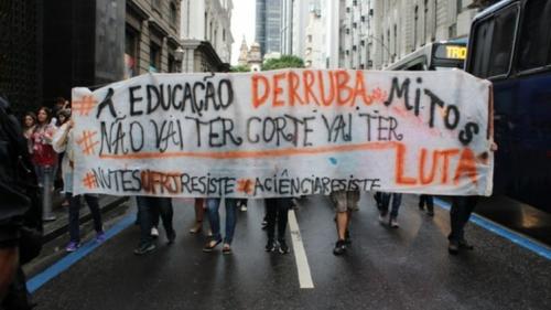Mais de 150 municípios protestam hoje (13) em defesa da Educação Mais de 150 municípios protestam hoje (13) em defesa da Educação