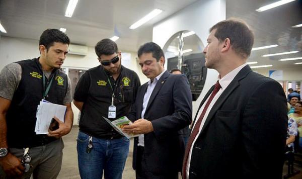 Fiscalização autua posto de atendimento da Amazonas Energia, em Manaus Fiscalização autua posto de atendimento da Amazonas Energia, em Manaus