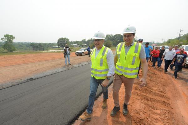 Wilson visita AM-070 e anuncia obra de mais 20 quilômetros Wilson visita AM-070 e anuncia obra de mais 20 quilômetros