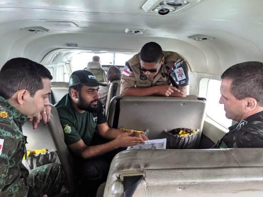 Exército e Governo sobrevoam seis municípios com foco de calor no AM Exército e Governo sobrevoam seis municípios com foco de calor no AM