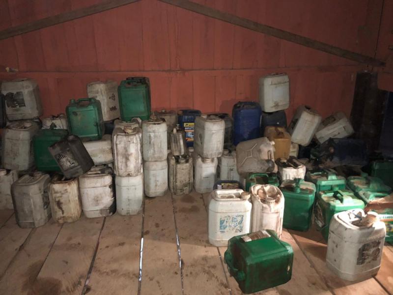 Polícia acha galões de gasolina usados para incendiar floresta no Pará Polícia acha galões de gasolina usados para incendiar floresta no Pará