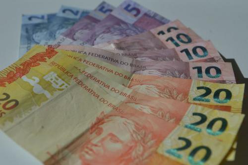 Governo Bolsonaro propõe salário mínimo de R$ 1.039 em 2020 Governo Bolsonaro propõe salário mínimo de R$ 1.039 em 2020