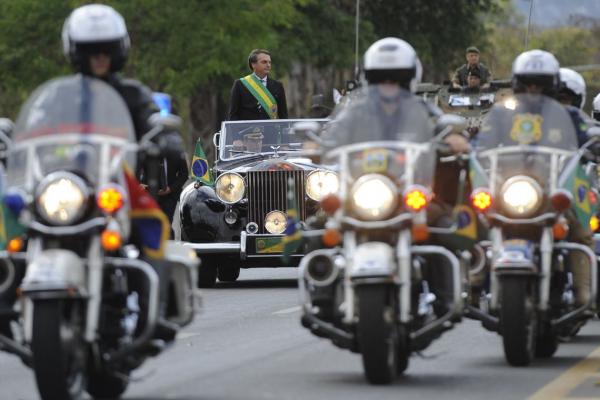 Bolsonaro e ministros acompanham desfile cívico militar em Brasília Bolsonaro e ministros acompanham desfile cívico militar em Brasília