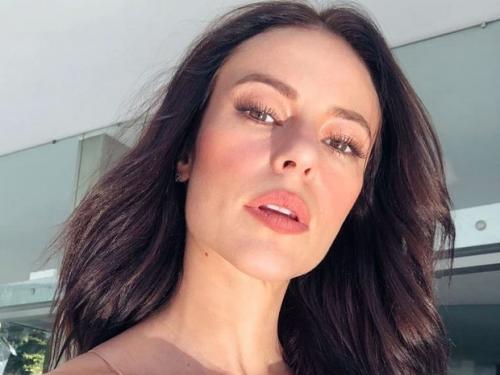 Paolla Oliveira exibe bumbum empinado em clique sexy como Vivi Guedes Paolla Oliveira exibe bumbum empinado em clique sexy como Vivi Guedes