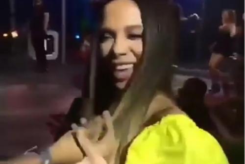 Anitta dá tapa em fã após puxão de cabelo; vídeo Anitta dá tapa em fã após puxão de cabelo; vídeo