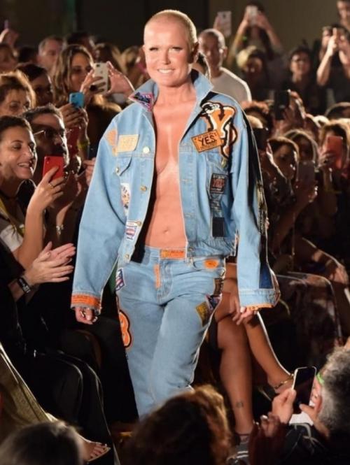 Xuxa desfila sem blusa em evento fashionista no Rio e causa frisson Xuxa desfila sem blusa em evento fashionista no Rio e causa frisson
