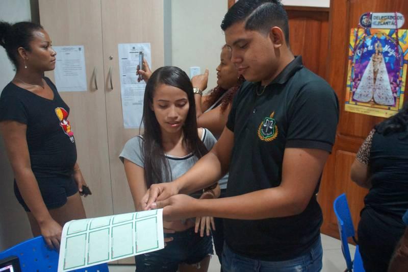 Carteiras de identidade são emitidas para vítimas de incêndio na Pedreira Carteiras de identidade são emitidas para vítimas de incêndio na Pedreira