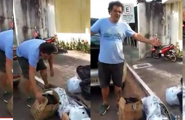 Moradores de Presidente Figueiredo jogam lixo na porta da Prefeitura, em protesto Moradores de Presidente Figueiredo jogam lixo na porta da Prefeitura, em protesto