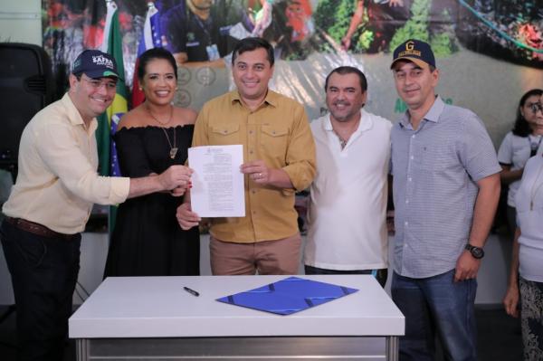 Wilson Lima assina decreto que beneficiará produtores da 47ª Expoagro Wilson Lima assina decreto que beneficiará produtores da 47ª Expoagro