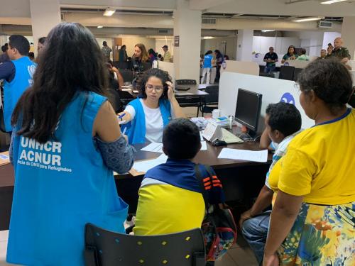 Mutirão de cidadania atende indígenas venezuelanos de abrigos, em Manaus Mutirão de cidadania atende indígenas venezuelanos de abrigos, em Manaus