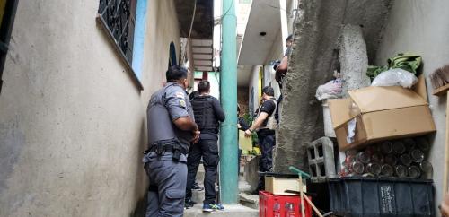Operações policiais apreenderam 96 pessoas e 73 armas, na zona sul de Manaus Operações policiais apreenderam 96 pessoas e 73 armas, na zona sul de Manaus
