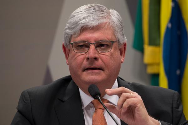 PF faz busca e apreensão na casa de Janot, após declaração sobre matar Gilmar Mendes PF faz busca e apreensão na casa de Janot, após declaração sobre matar Gilmar Mendes