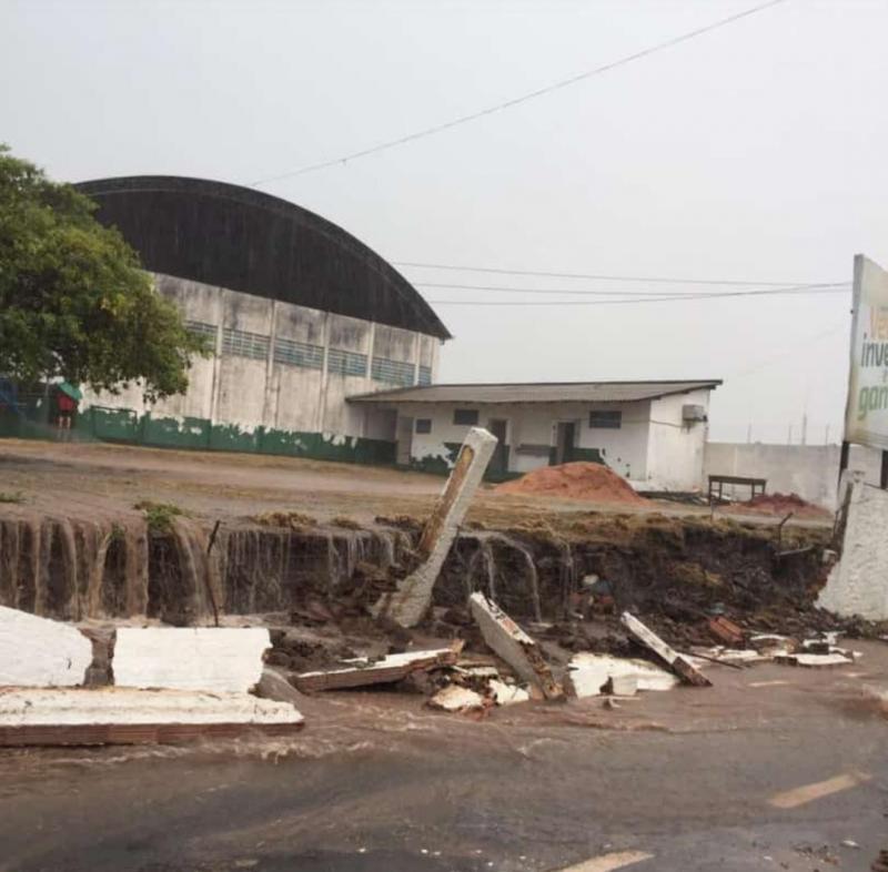 Temporal inunda ruas de Santarém, causa naufrágio e derruba muro de universidade Temporal inunda ruas de Santarém, causa naufrágio e derruba muro de universidade