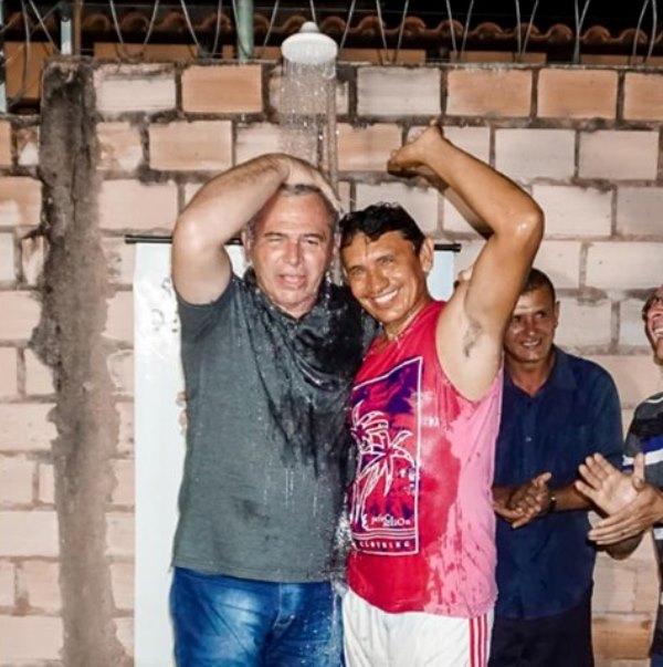 Prefeito de Santarém aceita desafio e toma banho com morador de comunidade Prefeito de Santarém aceita desafio e toma banho com morador de comunidade