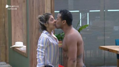 A Fazenda 11: Phellipe beija Hariany sem permissão e internautas pedem expulsão A Fazenda 11: Phellipe beija Hariany sem permissão e internautas pedem expulsão