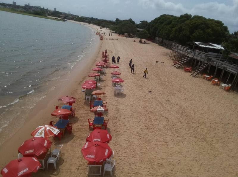 Após ação de limpeza, dez toneladas de lixo são recolhidas na praia do Maracanã Após ação de limpeza, dez toneladas de lixo são recolhidas na praia do Maracanã