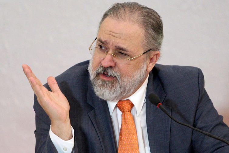Aras repudia atitudes de Rodrigo Janot e declarações de Gilmar Mendes Aras repudia atitudes de Rodrigo Janot e declarações de Gilmar Mendes