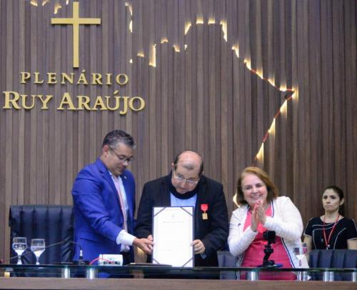 Dom Sérgio Castriani recebe a medalha Ruy Araújo na Aleam Dom Sérgio Castriani recebe a medalha Ruy Araújo na Aleam