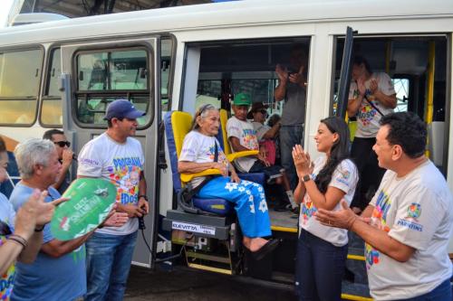 Prefeitura de Parintins entrega novo microônibus para o Programa do Idoso Prefeitura de Parintins entrega novo microônibus para o Programa do Idoso