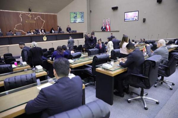 Governo acata uso de recursos da Afeam para pagar 13º salário de servidores Governo acata uso de recursos da Afeam para pagar 13º salário de servidores