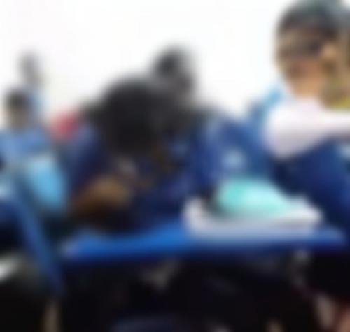 Aluna de escola de Parintins é filmada cheirando pó em sala de aula Aluna de escola de Parintins é filmada cheirando pó em sala de aula