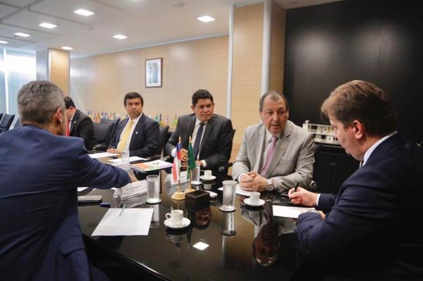 Omar e Bi Garcia buscam recursos, em Brasília, para construção do muro de arrimo de Parintins Omar e Bi Garcia buscam recursos, em Brasília, para construção do muro de arrimo de Parintins