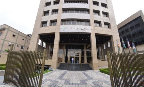 Empregada é indenizada em R$ 20 mil por fotos íntimas vazadas no trabalho Empregada é indenizada em R$ 20 mil por fotos íntimas vazadas no trabalho