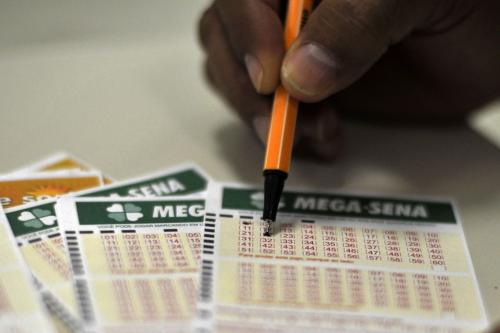 Mega-Sena acumula e deve pagar R$ 30 milhões Mega-Sena acumula e deve pagar R$ 30 milhões