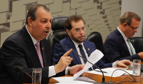 Estados e Municípios ganharam grande presente com o pré sal, diz Omar Aziz Estados e Municípios ganharam grande presente com o pré sal, diz Omar Aziz