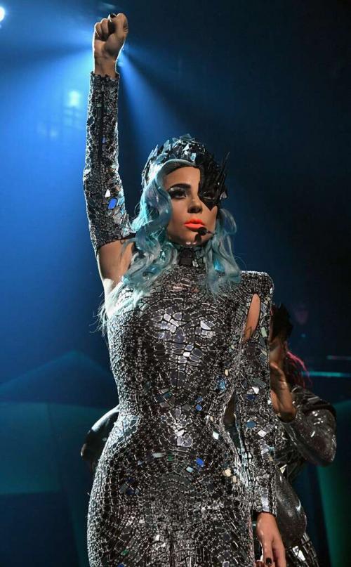 Lady Gaga e fã caem do palco durante show, em Las Vegas; vídeo Lady Gaga e fã caem do palco durante show, em Las Vegas; vídeo