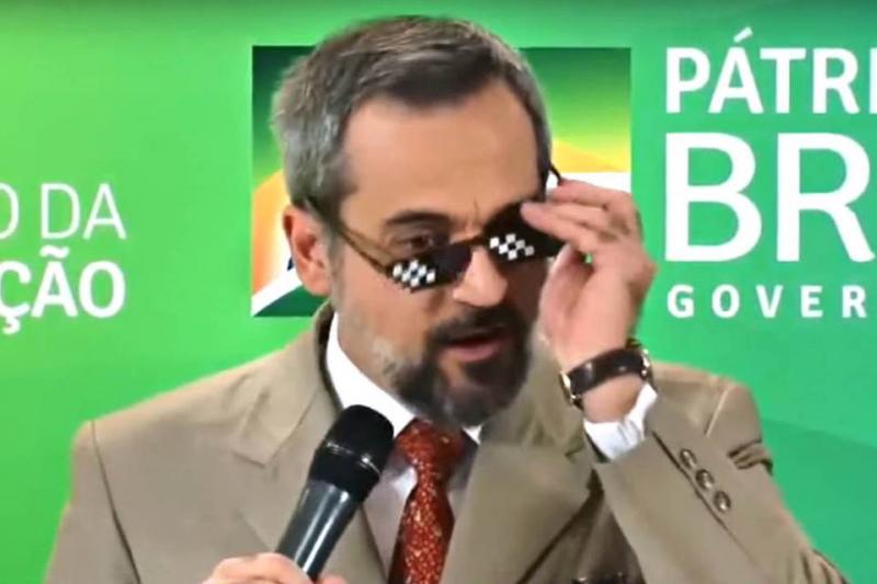 Ministro da Educação usa óculos de meme após anunciar desbloqueio de verba Ministro da Educação usa óculos de meme após anunciar desbloqueio de verba