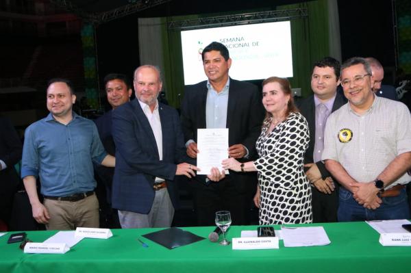 Prefeitura assina TAG com o TCE para acabar com o lixão de Parintins Prefeitura assina TAG com o TCE para acabar com o lixão de Parintins