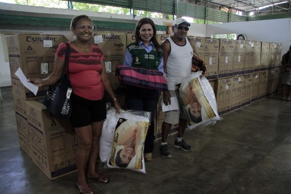 Famílias vítimas do incêndio no bairro Educandos recebem kits de donativos Famílias vítimas do incêndio no bairro Educandos recebem kits de donativos