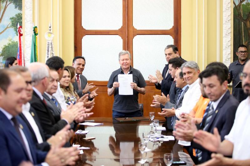 Prefeito de Manaus divulga 37 novas leis de autoria parlamentar Prefeito de Manaus divulga 37 novas leis de autoria parlamentar