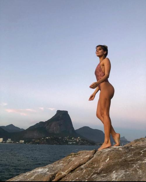 Isabella Santoni posta foto com cenário paradisíaco no Rio Isabella Santoni posta foto com cenário paradisíaco no Rio