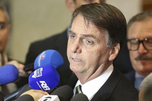 Bolsonaro anuncia que vai acabar com estabilidade de emprego de novos servidores Bolsonaro anuncia que vai acabar com estabilidade de emprego de novos servidores