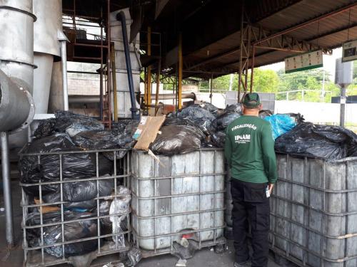 Empresa é multada em R$ 100 mil por descarte irregular de resíduos industriais, em Manaus Empresa é multada em R$ 100 mil por descarte irregular de resíduos industriais, em Manaus