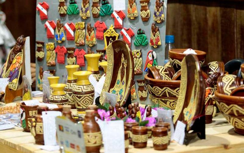 Feira de artesanato reúne expositores do Brasil e do Mundo em Belém Feira de artesanato reúne expositores do Brasil e do Mundo em Belém