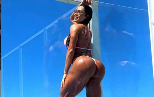 De biquíni, bumbum de Gracyanne Barbosa chama atenção De biquíni, bumbum de Gracyanne Barbosa chama atenção