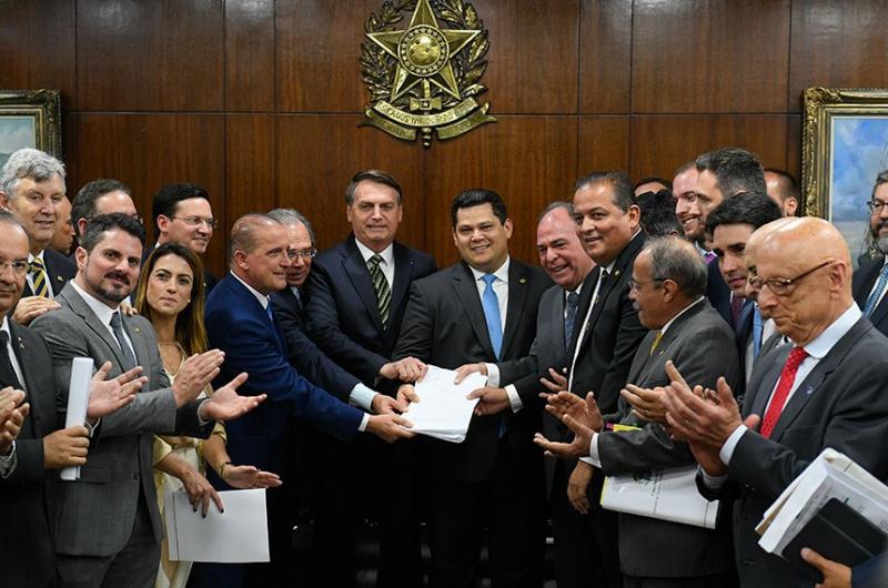 Pacote do Governo Federal prevê R$ 400 bilhões para estados e cidades Pacote do Governo Federal prevê R$ 400 bilhões para estados e cidades