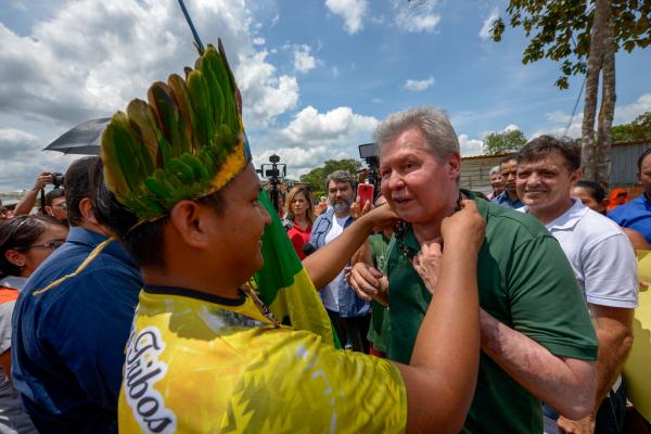 Prefeito fiscaliza rede de abastecimento no Parque das Tribos Prefeito fiscaliza rede de abastecimento no Parque das Tribos