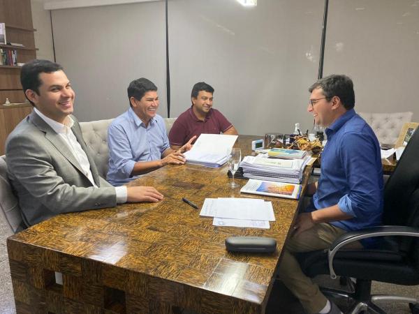 Em encontro com governador, prefeito de Parintins prioriza muro de arrimo Em encontro com governador, prefeito de Parintins prioriza muro de arrimo